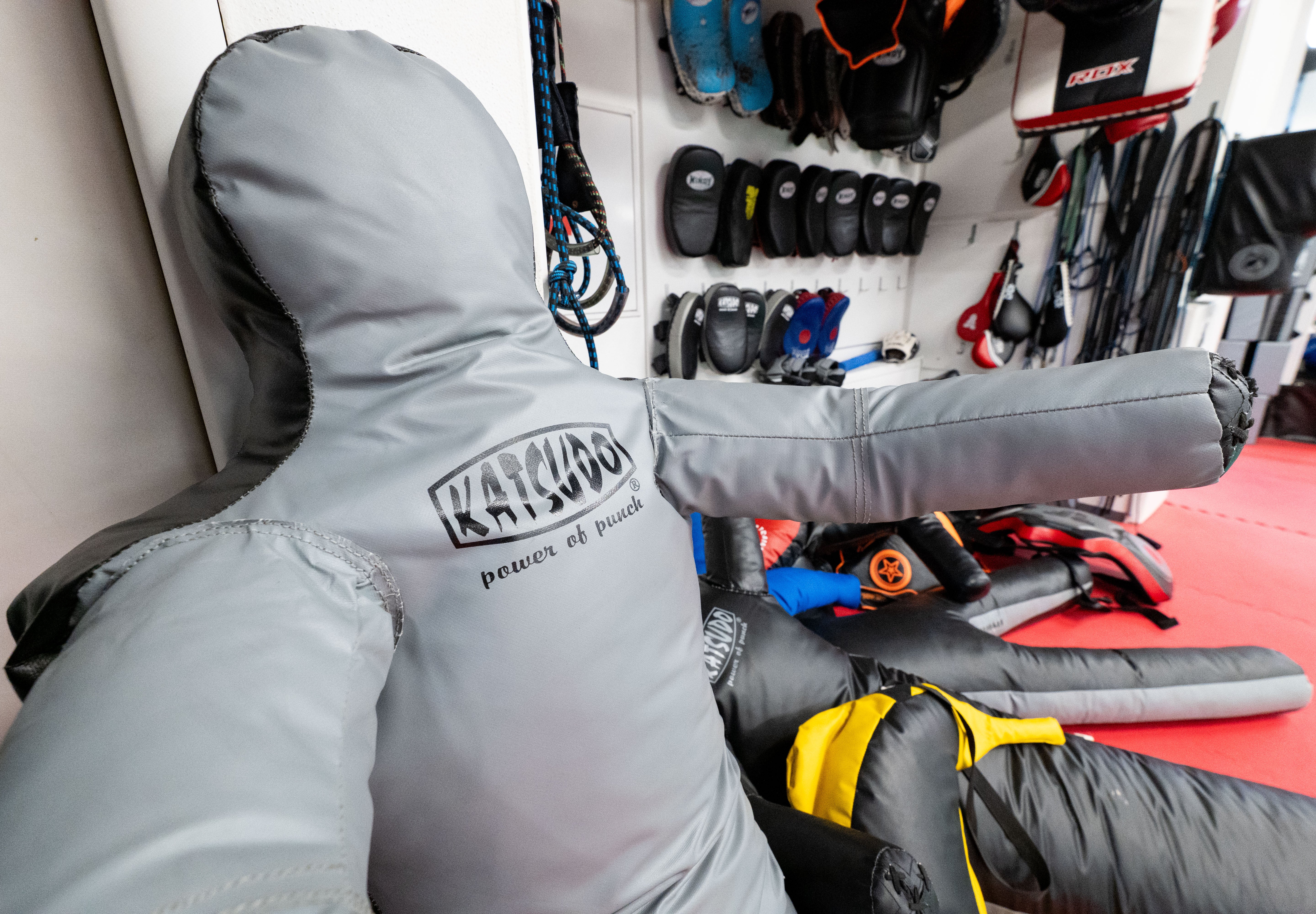 Katsudo enonožna borbena figura Unileggo, siva